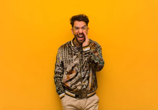 Joven Hombre Fresco Gritando Algo Feliz Frente — Foto de Stock