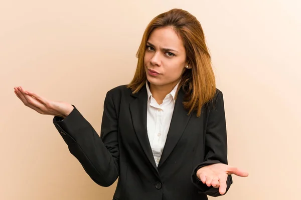 Young Caucasian Business Woman Doubting Two Options — Stock Photo, Image