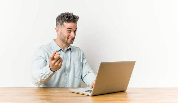 Jonge Knappe Man Werken Met Zijn Laptop Wijzend Met Vinger — Stockfoto