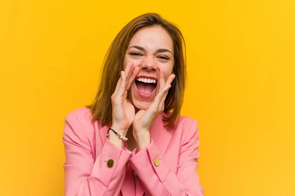 Joven Mujer Negocios Moda Gritando Emocionada Frente —  Fotos de Stock