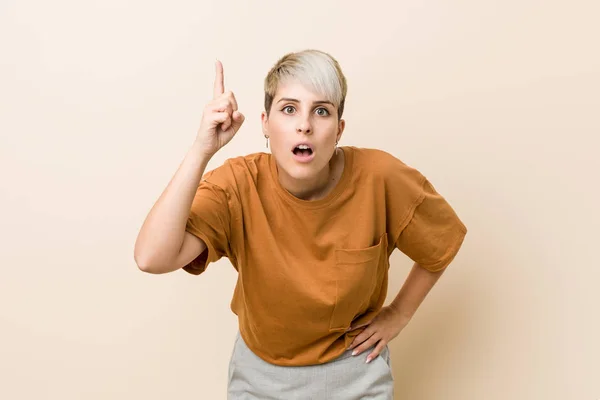 Mulher Jovem Size Com Cabelo Curto Tendo Uma Ideia Conceito — Fotografia de Stock