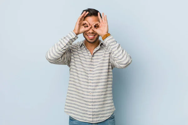 Joven Hombre Filipino Guapo Mostrando Signo Bien Sobre Los Ojos — Foto de Stock