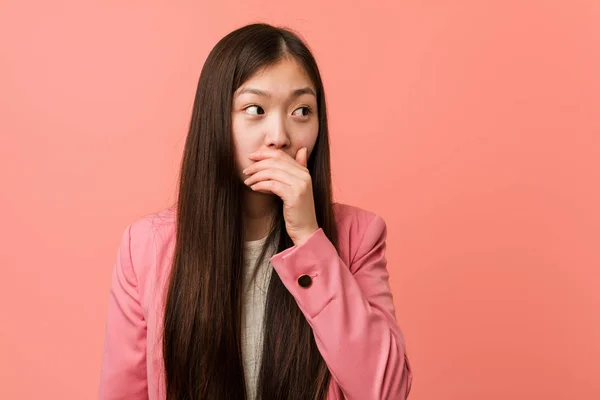 Joven Mujer China Negocios Con Traje Rosa Reflexivo Mirando Espacio —  Fotos de Stock