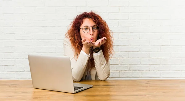 Junge Rothaarige Lockige Frau Die Mit Ihrem Laptop Arbeitet Die — Stockfoto