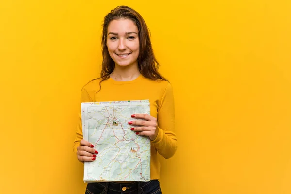 Joven Mujer Europea Sosteniendo Mapa Sonriendo Confiada Con Los Brazos —  Fotos de Stock