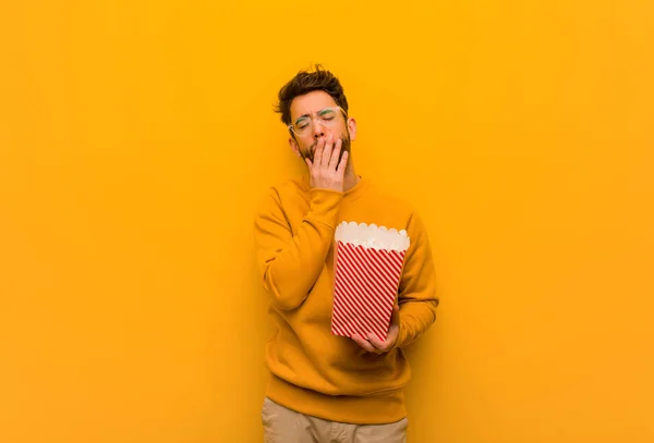 Junger Mann Mit Popcorn Müde Und Sehr Schläfrig — Stockfoto