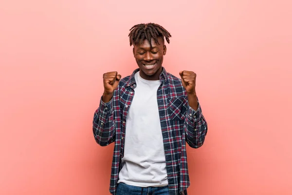 Genç Afrikalı Siyah Adam Yumruk Yetiştirmek Mutlu Başarılı Hissediyor Zafer — Stok fotoğraf