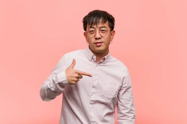 Joven Hombre Chino Persona Señalando Mano Espacio Copia Camisa Orgulloso —  Fotos de Stock