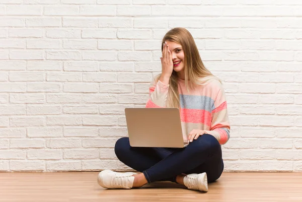 Jonge Russische Student Vrouw Zittend Schreeuwen Gelukkig Bedekken Gezicht Met — Stockfoto