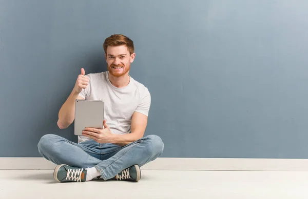 Mladý Student Rudhead Sedí Podlaze Úsměvem Zvedá Palec Drží Tablet — Stock fotografie