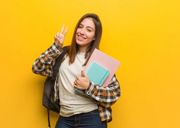 Jovem Estudante Mulher Divertida Feliz Fazendo Gesto Vitória — Fotografia de Stock