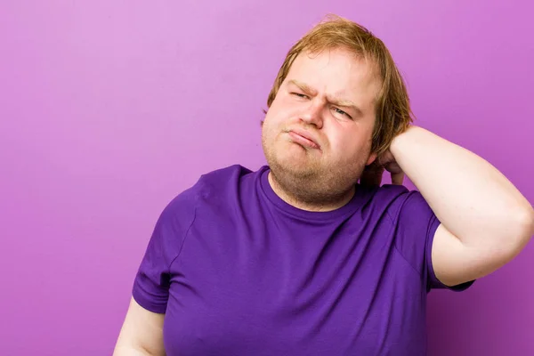 Jong Authentiek Redhead Fat Man Lijden Nekpijn Als Gevolg Van — Stockfoto