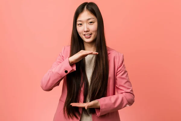 Junge Business Chinesin Rosafarbenen Anzug Die Etwas Mit Beiden Händen — Stockfoto