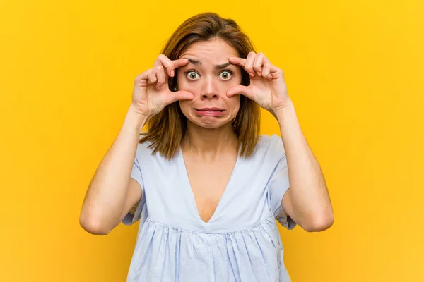 Young Pretty Young Woman Keeping Eyes Opened Find Success Opportunity — Stock Photo, Image