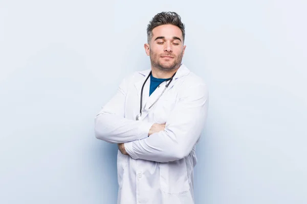 Genç Yakışıklı Doktor Adam Sarılır Kaygısız Mutlu Gülümseyen — Stok fotoğraf