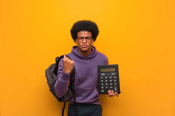 Jovem Estudante Afro Americano Segurando Uma Calculadora Mostrando Punho Para — Fotografia de Stock