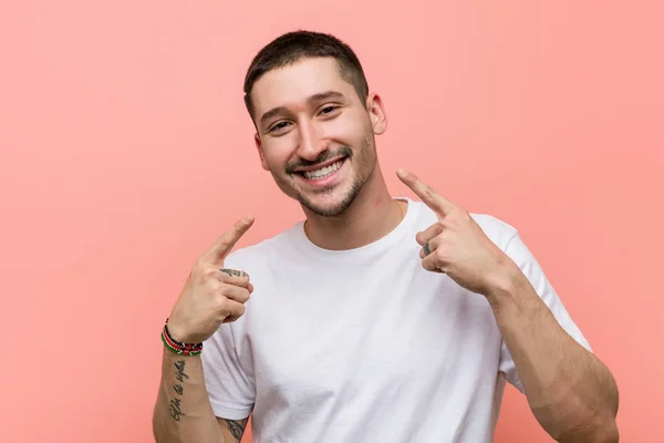 Jovem Homem Casual Sorri Apontando Dedos Boca — Fotografia de Stock