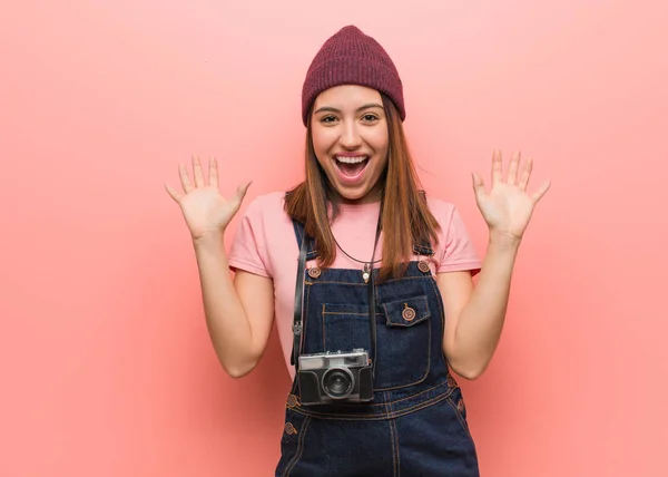 Junge Süße Fotografin Feiert Einen Sieg Oder Erfolg — Stockfoto