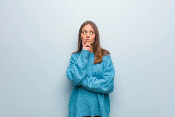 Jovem Mulher Bonita Vestindo Uma Camisola Azul Duvidar Confuso — Fotografia de Stock