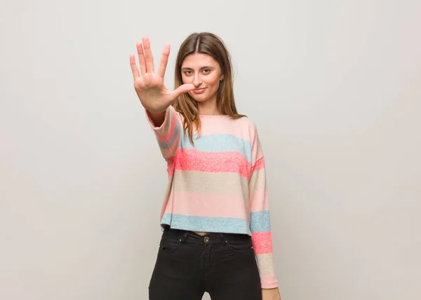 Young Russian Girl Showing Number Five — Stock Photo, Image