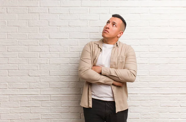 Genç latin adam yorgun ve sıkılmış