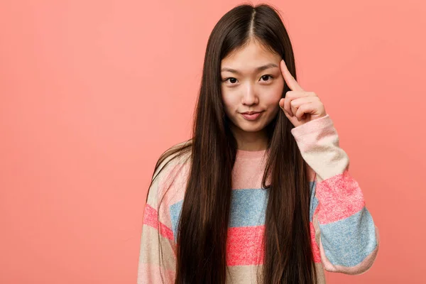 Νεαρό Δροσερό Κινεζική Γυναίκα Που Δείχνει Τον Ναό Δάχτυλο Σκέψης — Φωτογραφία Αρχείου