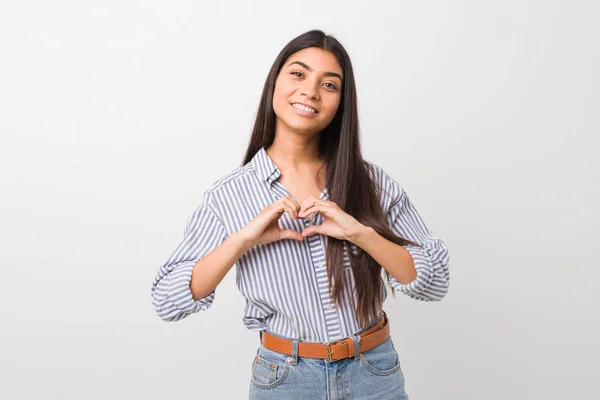 Jovem Mulher Árabe Bonita Sorrindo Mostrando Uma Forma Coração Com — Fotografia de Stock