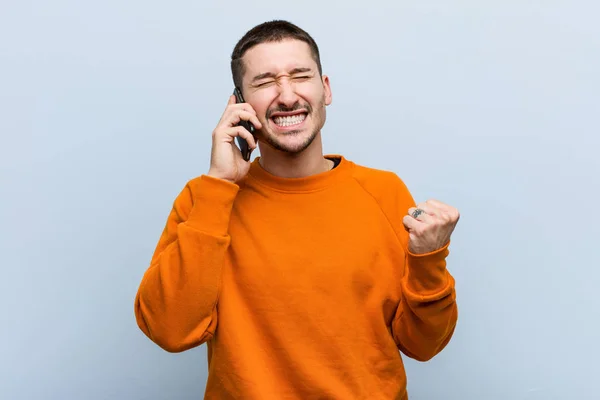 Unga Kaukasiska Man Som Innehar Telefon Jublande Bekymmerslös Och Upphetsad — Stockfoto