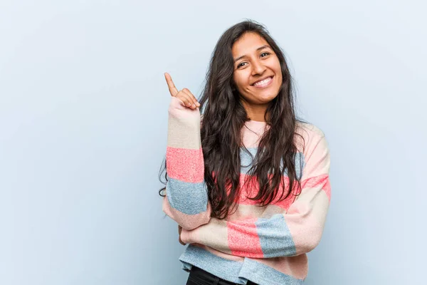 Młoda Moda Indyjska Kobieta Uśmiechnięta Wesoło Wskazując Palcem Wskazującym Dala — Zdjęcie stockowe