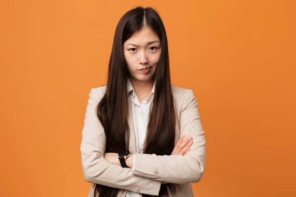 Jovem Mulher Chinesa Negócios Franzindo Cara Desagrado Mantém Braços Dobrados — Fotografia de Stock