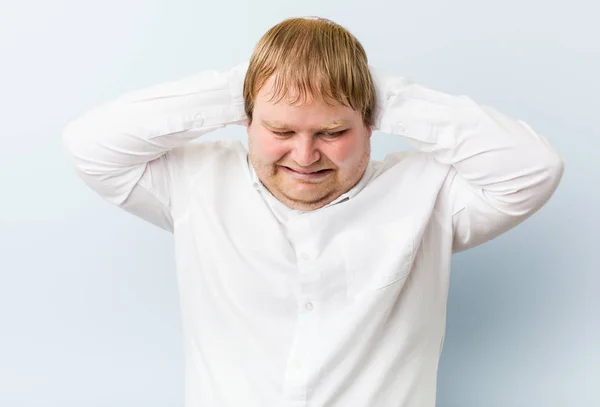 Junger Authentischer Rothaariger Fetter Mann Der Ohren Mit Händen Bedeckt — Stockfoto