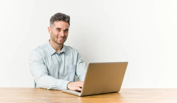 Jonge Knappe Man Werken Met Zijn Laptop Gelukkig Glimlachend Vrolijk — Stockfoto