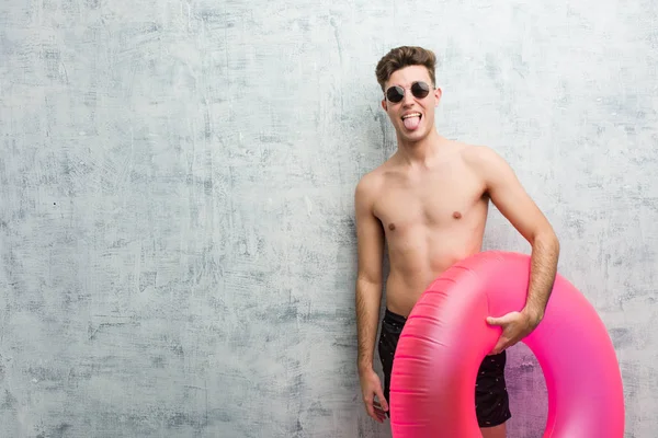 Joven Sosteniendo Una Rosquilla Inflable Rosa Usando Traje Baño Divertido —  Fotos de Stock