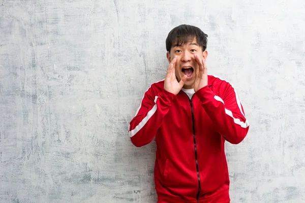 Joven Deporte Fitness Chino Gritando Algo Feliz Frente —  Fotos de Stock
