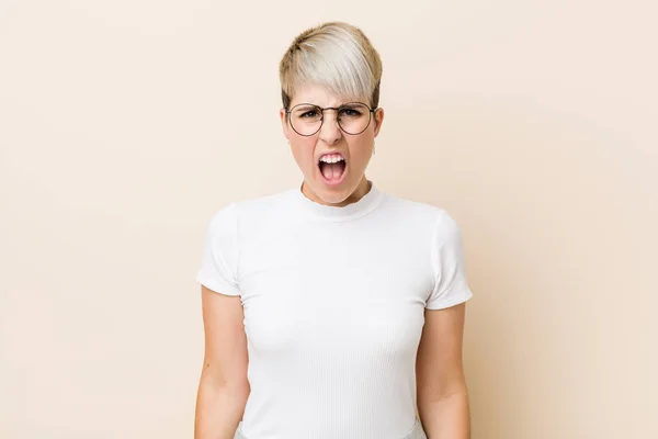 Młody Autentyczny Naturalny Kobieta Noszenie Biały Koszula Krzyczeć Bardzo Zły — Zdjęcie stockowe