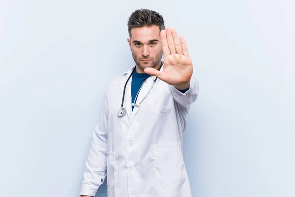 Νέος Όμορφος Γιατρός Άνθρωπος Στέκεται Τεντωμένα Χέρι Δείχνει Στοπ Σήμα — Φωτογραφία Αρχείου