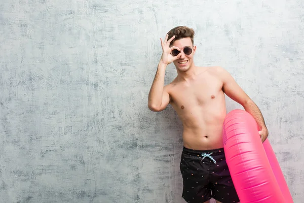 Joven Sosteniendo Una Rosquilla Inflable Rosa Con Traje Baño Excitado —  Fotos de Stock