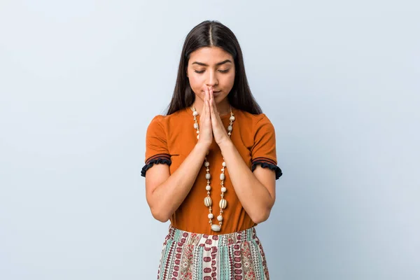 Młoda Arabska Kobieta Trzyma Ręce Modlitwie Pobliżu Ust Czuje Się — Zdjęcie stockowe