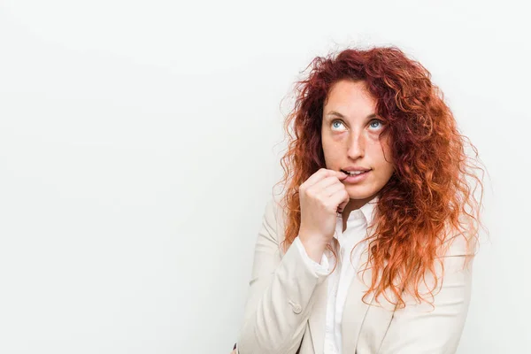 Joven Pelirroja Natural Mujer Negocios Aislada Sobre Fondo Blanco Relajado — Foto de Stock