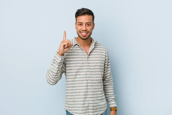Joven Hombre Filipino Guapo Mostrando Número Uno Con Dedo —  Fotos de Stock
