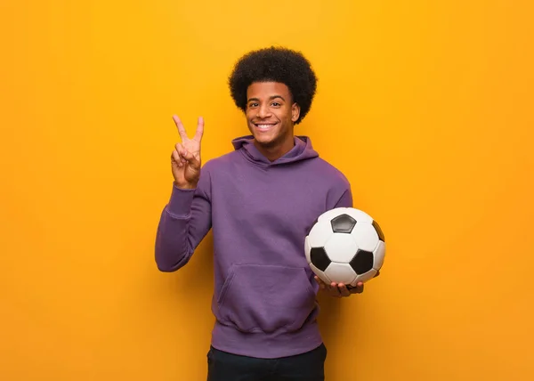 Giovane Uomo Sportivo Afroamericano Che Tiene Pallone Calcio Divertente Felice — Foto Stock