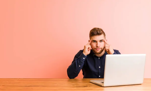 Joven Que Trabaja Con Portátil Concentró Una Tarea Manteniéndolo Como — Foto de Stock