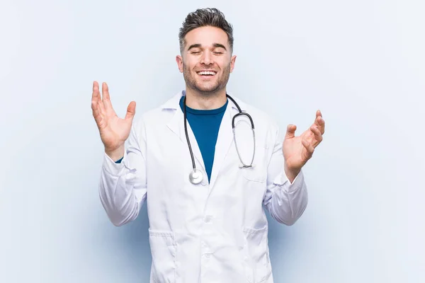Junger Gutaussehender Arzt Der Viel Lacht Glückskonzept — Stockfoto