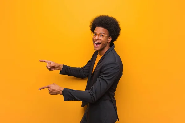 Jovem Empresário Afro Americano Homem Sobre Uma Parede Laranja Apontando — Fotografia de Stock