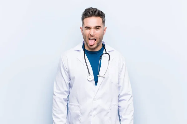 Junger Schöner Arzt Mann Lustig Und Freundlich Herausstreckende Zunge — Stockfoto