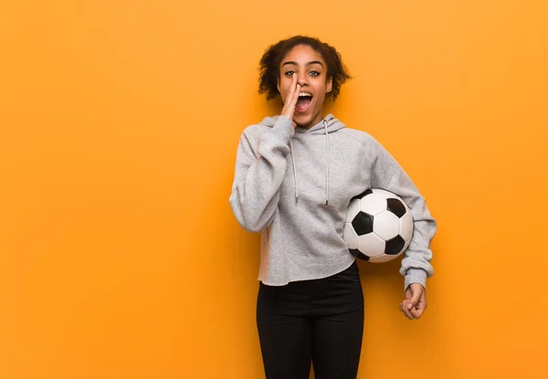 Mulher Negra Fitness Jovem Gritando Algo Feliz Para Frente Segurando — Fotografia de Stock