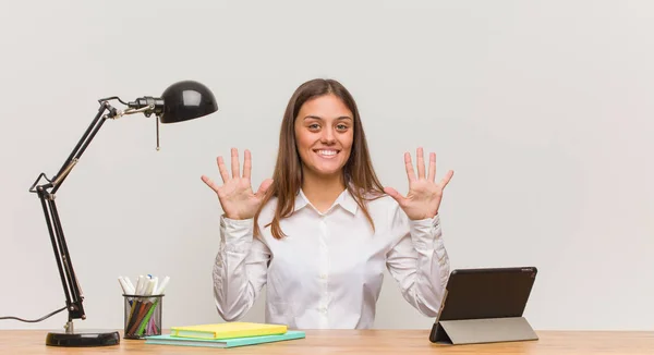 Jovem Estudante Mulher Trabalhando Sua Mesa Mostrando Número Dez — Fotografia de Stock