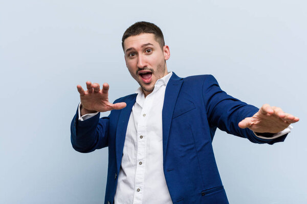 Молодой кавказский бизнесмен шокирован неминуемой опасностью