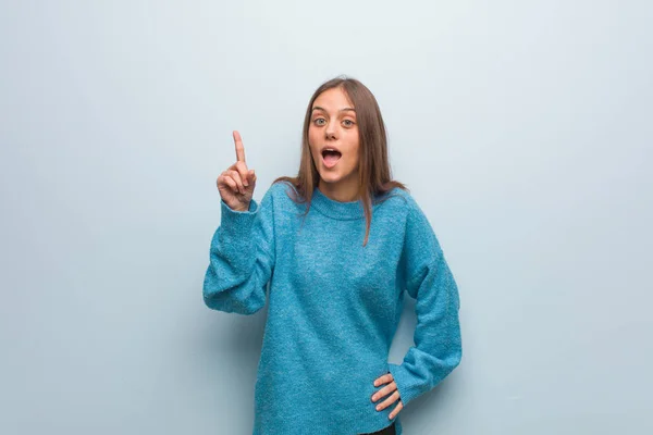 Jovem Mulher Bonita Vestindo Uma Camisola Azul Com Uma Ideia — Fotografia de Stock