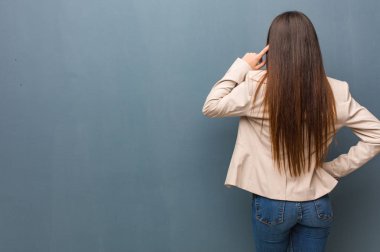 Arkasından genç iş kadını bir şey hakkında düşünme